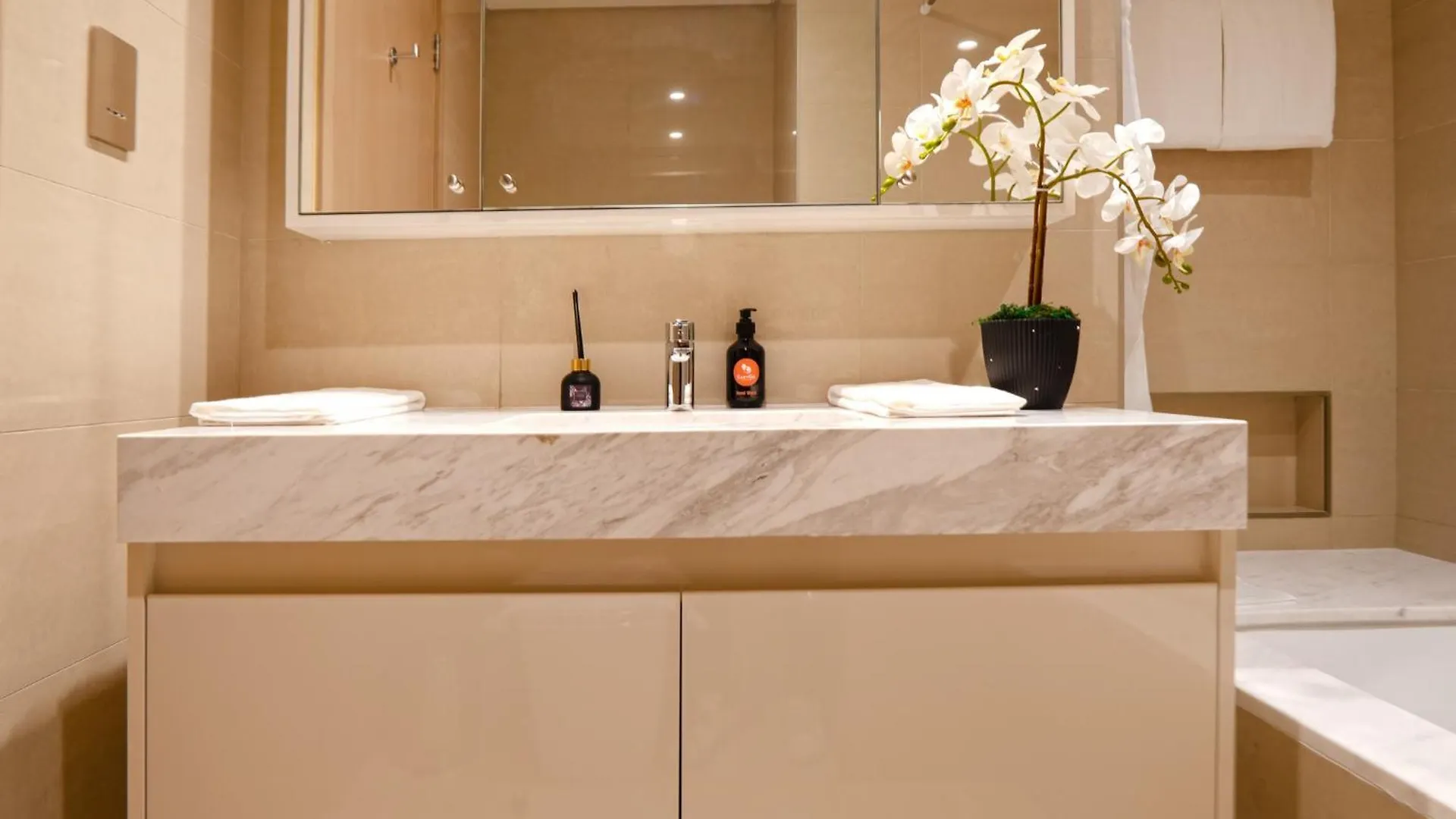 Easygo - 3Br & Maid With Full Burj Khalifa And Fountain View Burj Royale Dw Apartment Dubai United Arab Emirates